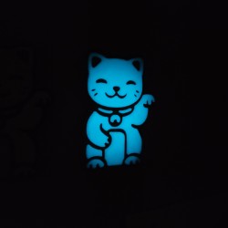 Brelok breloczek FLUORESCENCYJNY do kluczy maneki neko japoński kot szczęścia 3D